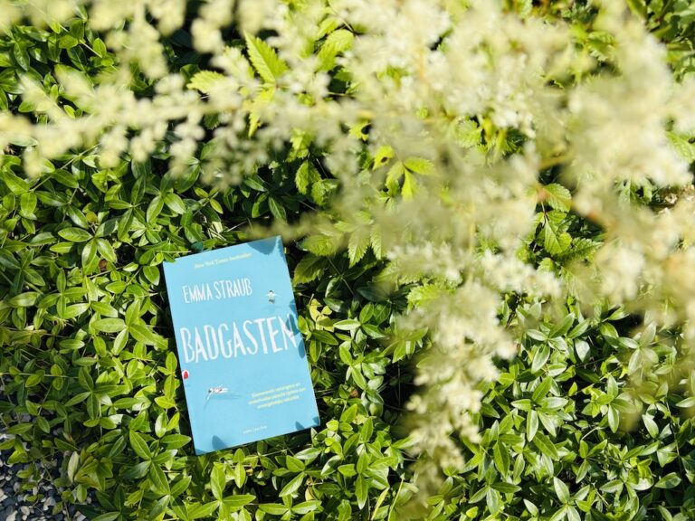 Zomerse boekomslagen voor bij het zwembad