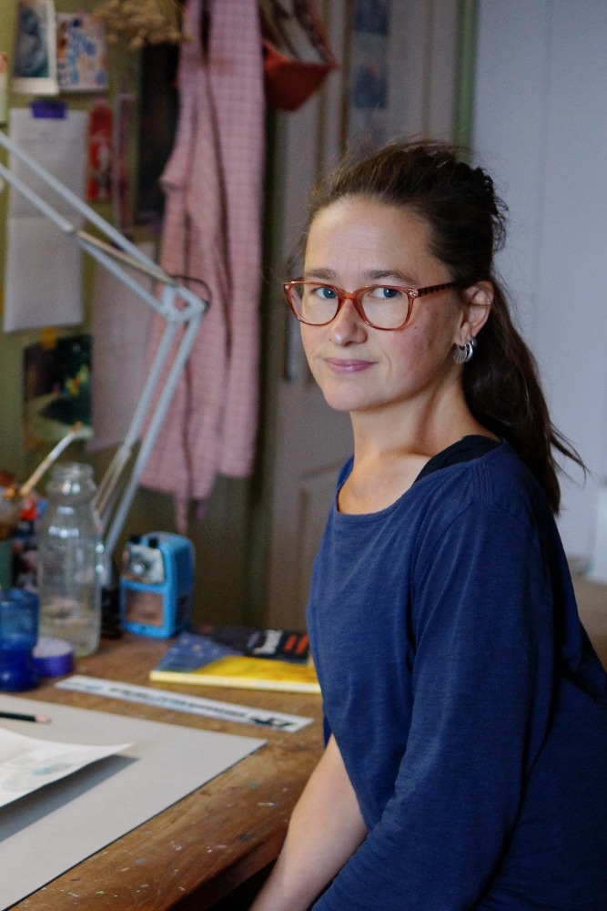 Illustrator Janneke Ipenburg aan haar werktafel in het atelier